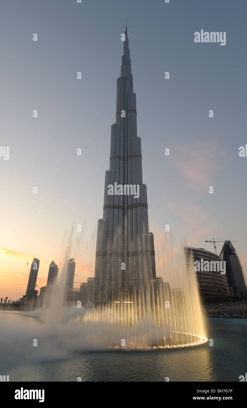 Il Burj Khalifa e Fontana di Dubai al crepuscolo. Dubai Emirati Arabi Uniti Foto Stock