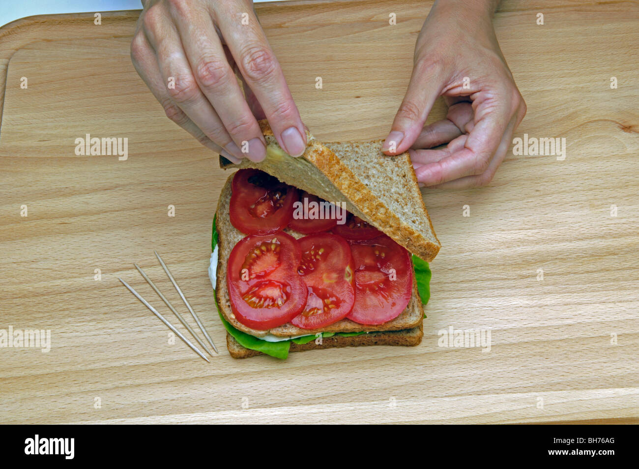 Facendo un panino vegetariano Foto Stock