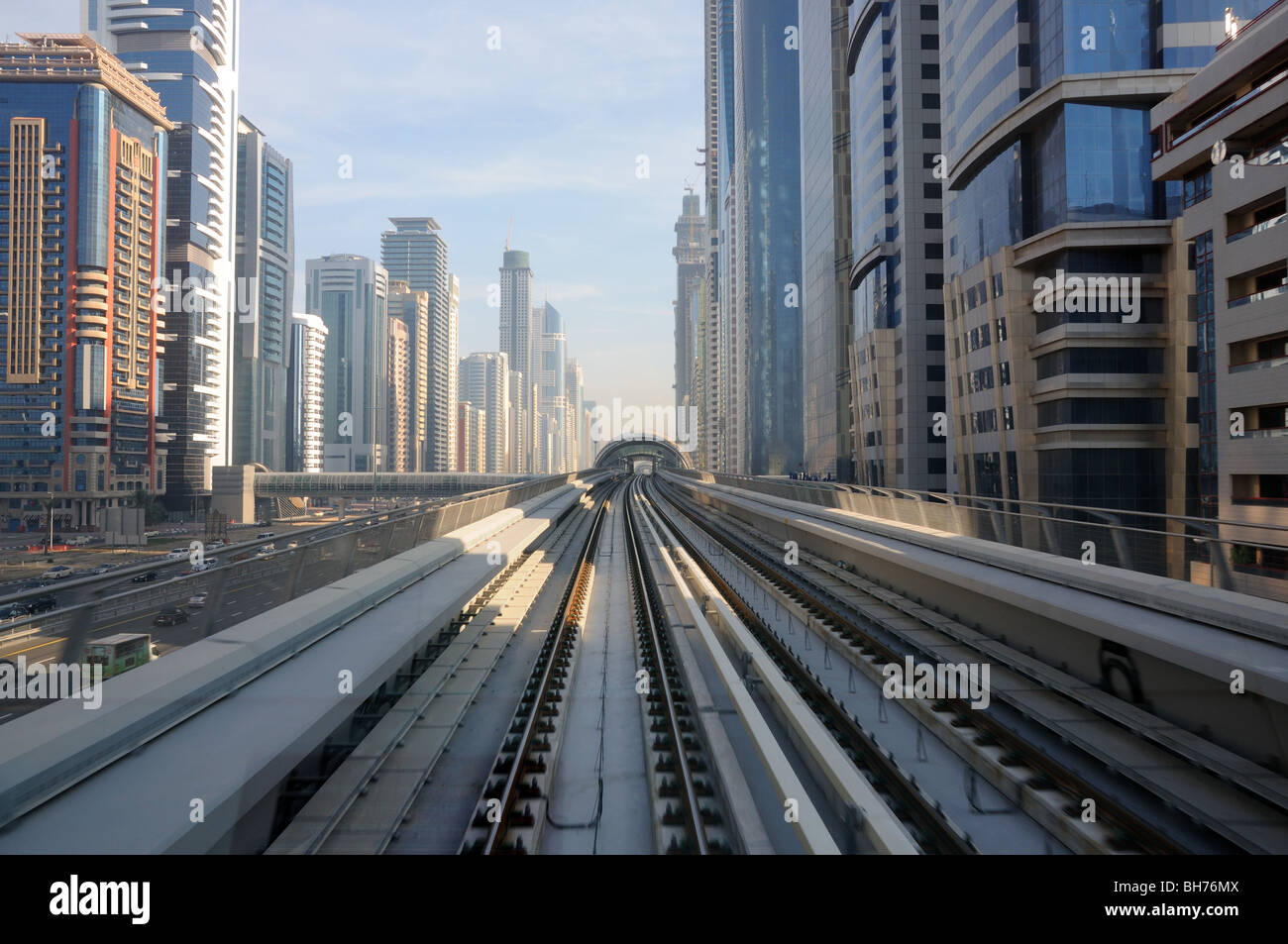 Metro le tracce in Sheikh Zayed Road, Dubai Emirati Arabi Uniti Foto Stock