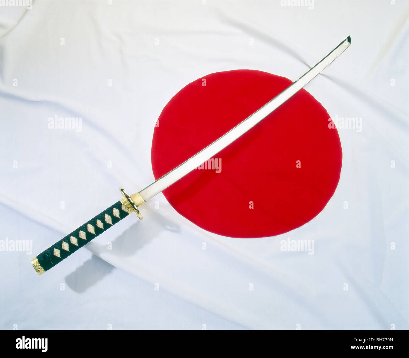 Una spada samurai su una bandiera giapponese Foto Stock