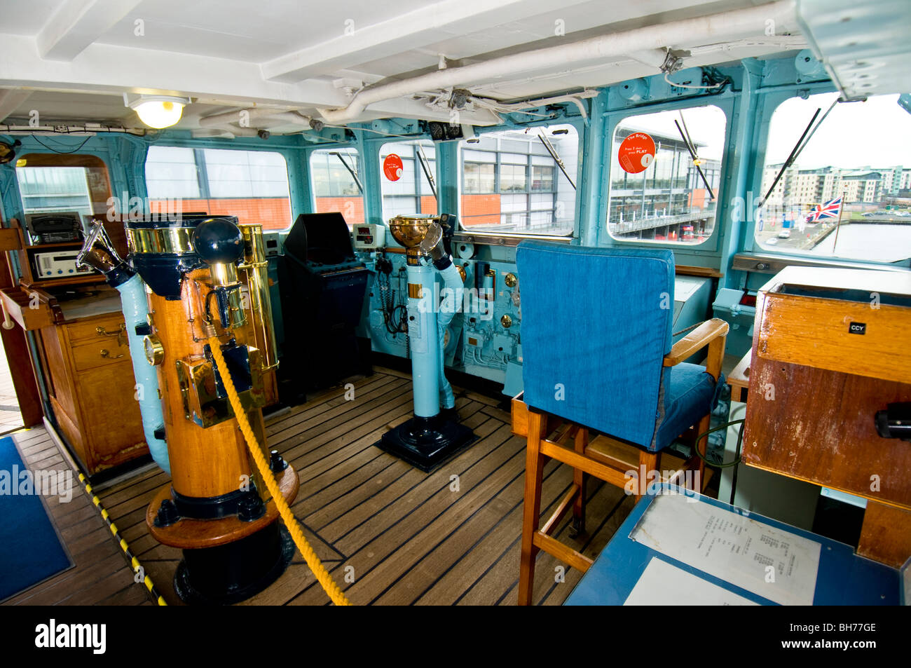Il controllo e il punto di comando sulla barca di ponte del Royal Yacht Britannia SCO 5953 Foto Stock