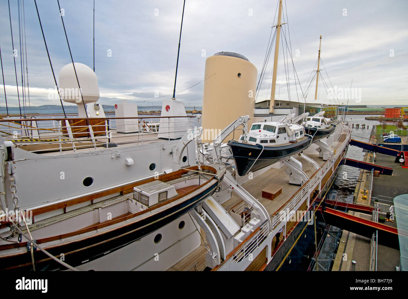 Il Royal Yacht Britannia ormeggiato a Ocean Terminal Dock Leith Edimburgo in Scozia. SCO 5952 Foto Stock