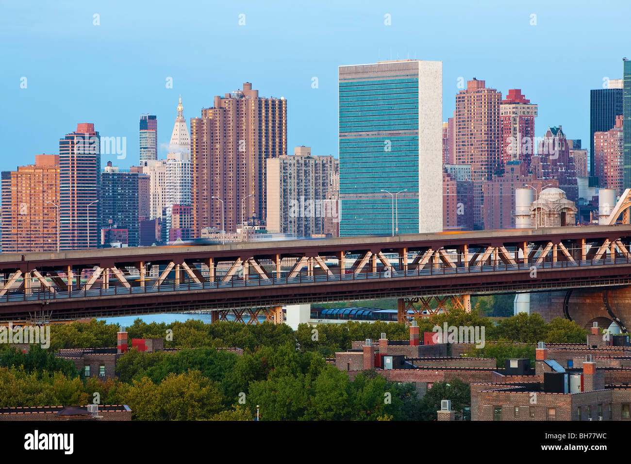 Stati Uniti d'America, New York, Queensboro Bridge, skyline di Manhattan e Sede centrale delle Nazioni Unite visto dal Queens Foto Stock