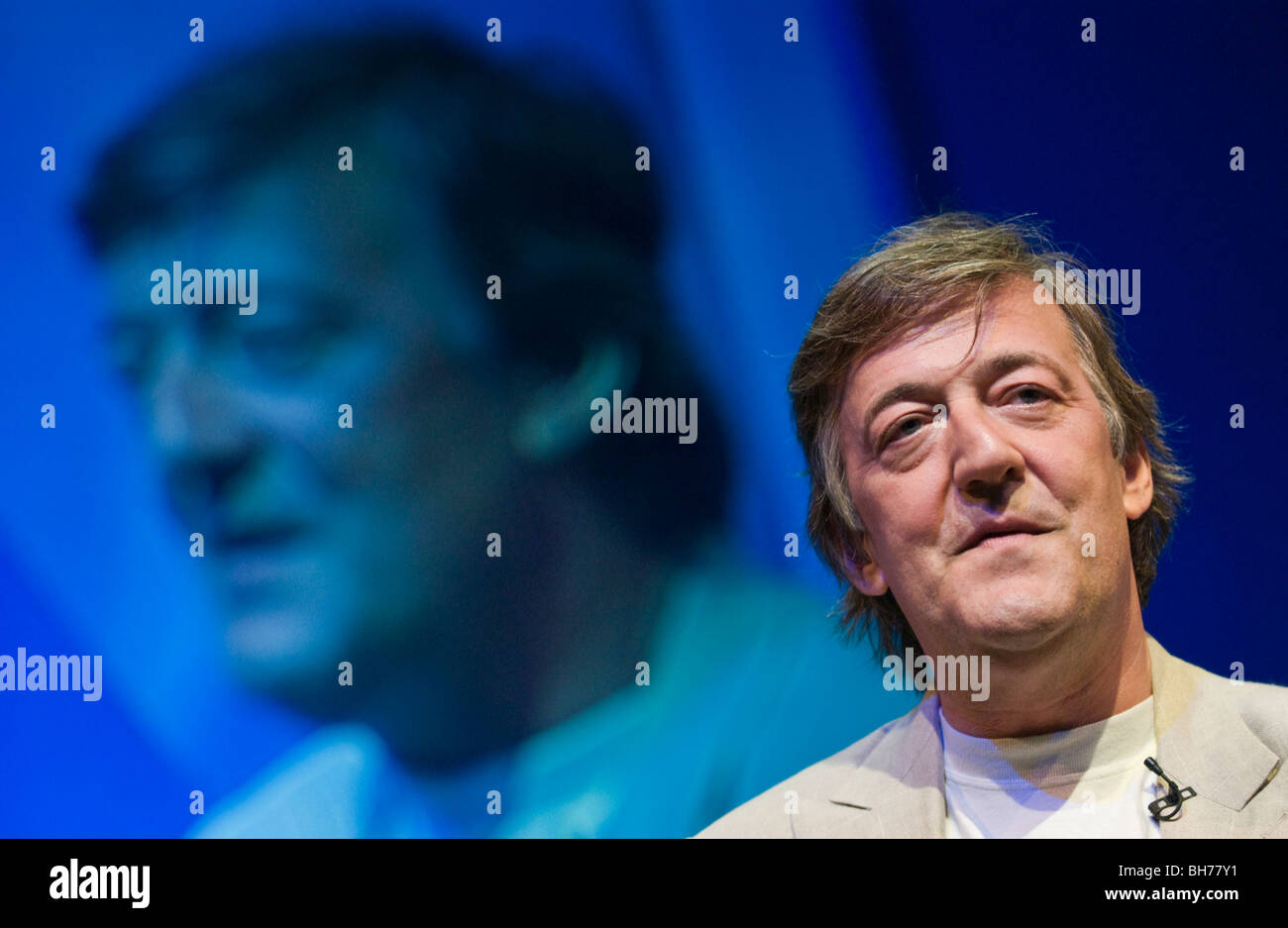 Attore britannico scrittore comico presentatore televisivo e regista Stephen Fry nella foto a Hay Festival 2009. Foto Stock