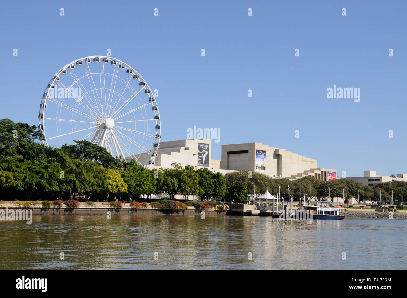 Il Performing Arts Center e la Ferries Wheel sulla riva sud del fiume Brisbane a Brisbane, Queensland, Australia. Foto Stock