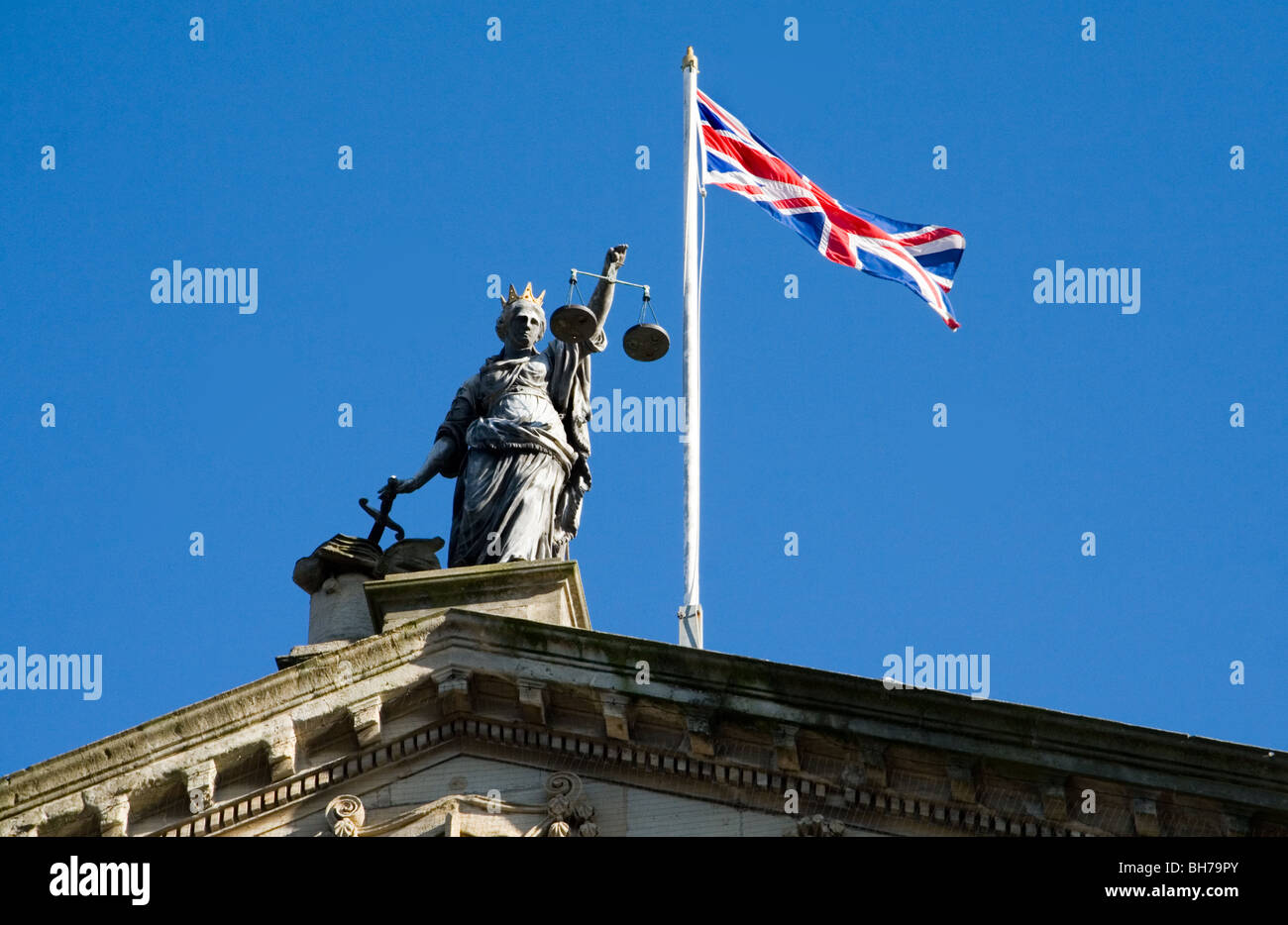 Statua della giustizia con la britannica Union Jack flag: Bagno Guild Hall, Regno Unito Foto Stock