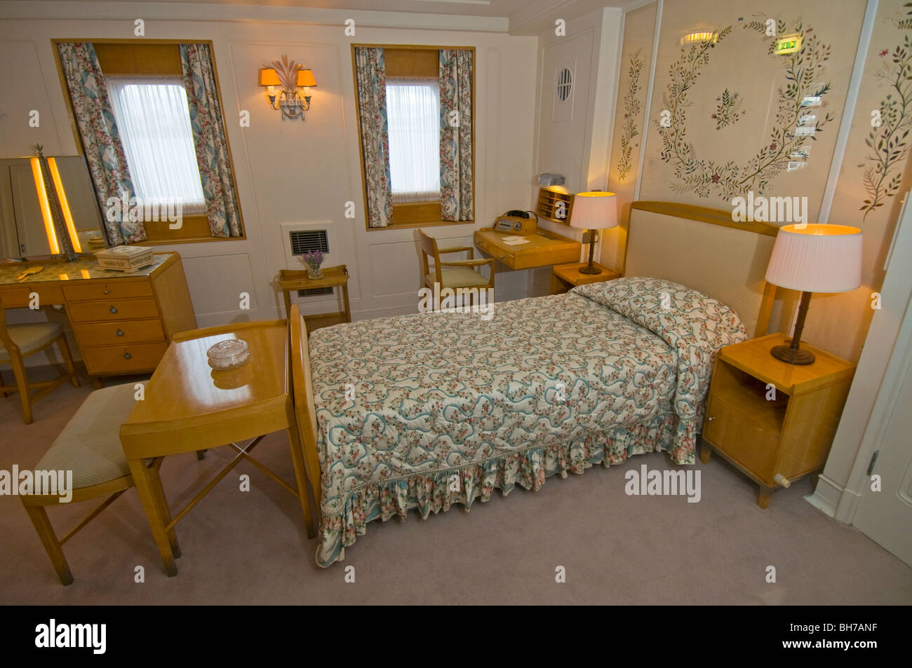 La camera da letto della regina a bordo del Royal Yacht Britannia ormeggiato a Leith Edimburgo in Scozia. SCO 5958 Foto Stock