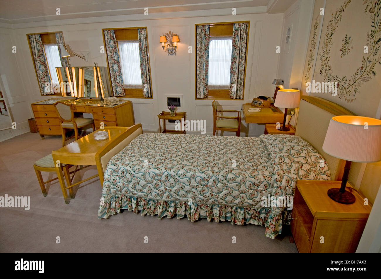 La camera da letto della regina a bordo del Royal Yacht Britannia ormeggiato a Leith Edimburgo in Scozia. SCO 5959 Foto Stock