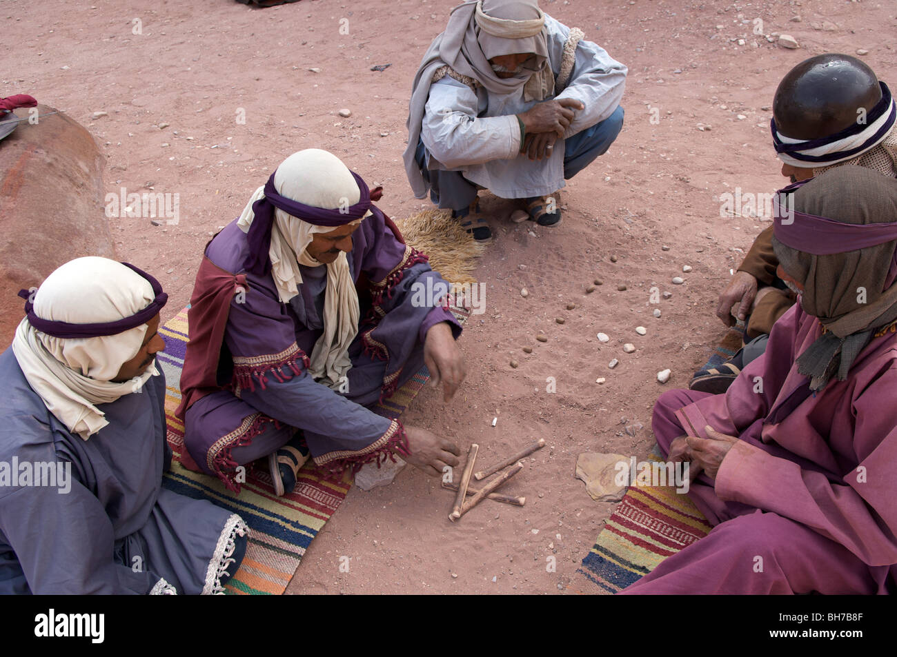 Acting out il Nabatean lifestyle, Petra Foto Stock