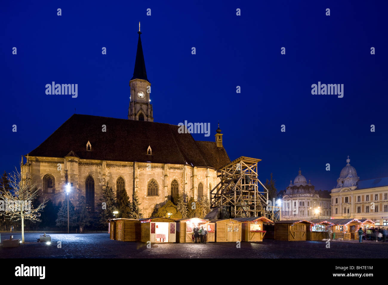 Vista notturna del mercatino di natale di fronte St. Michaels chiesa cattolica in Cluj Napoca Romania Foto Stock