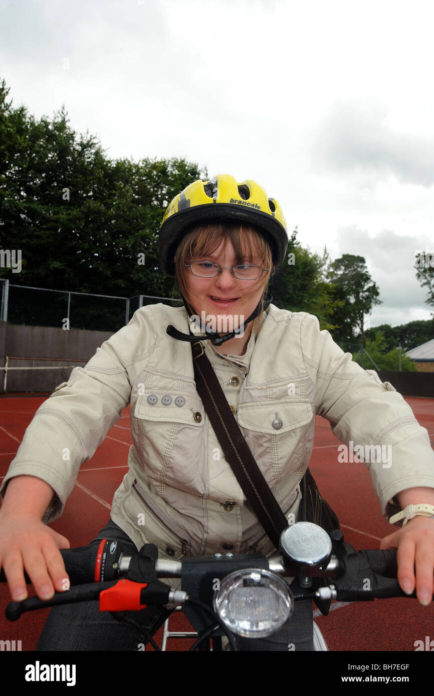 Una donna con problemi di apprendimento è un andare a cavallo di un triciclo, come parte di un Sport possibilità giorno North Yorkshire. Modello RELEAS Foto Stock