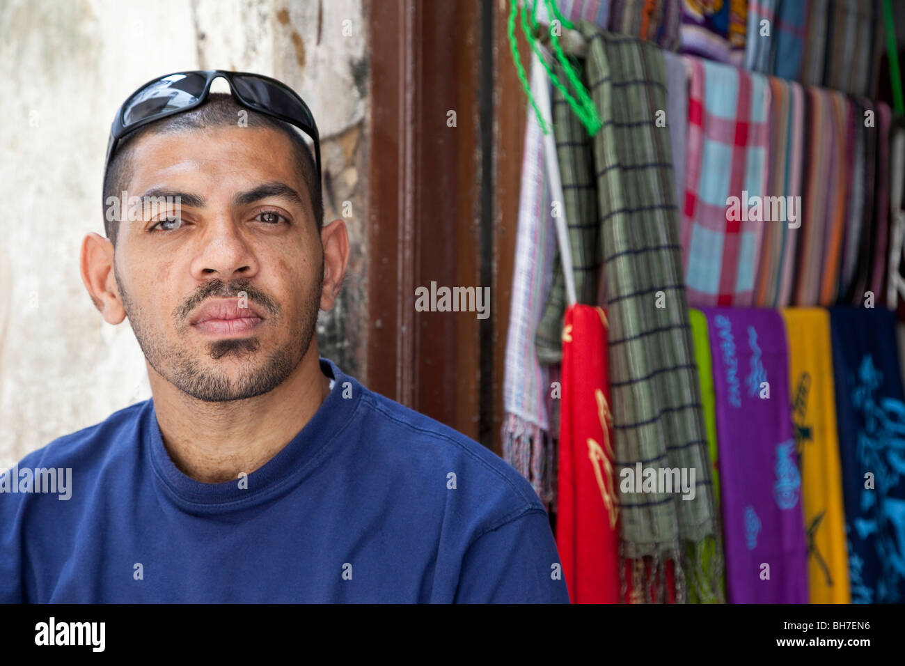 Stone Town, Zanzibar, Tanzania. Zanzibari uomo di un Arabo Omani madre, padre indiano. Foto Stock