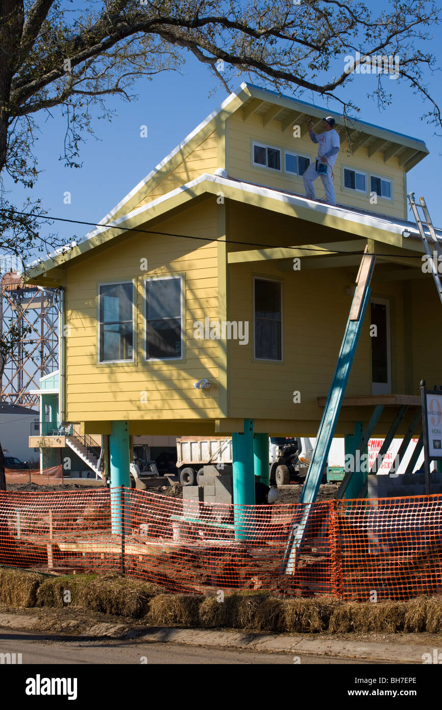 Case solari su palafitte costruite da Brad Pitt Make It Right Foundation nono inferiore Ward New Orleans, Louisiana Foto Stock