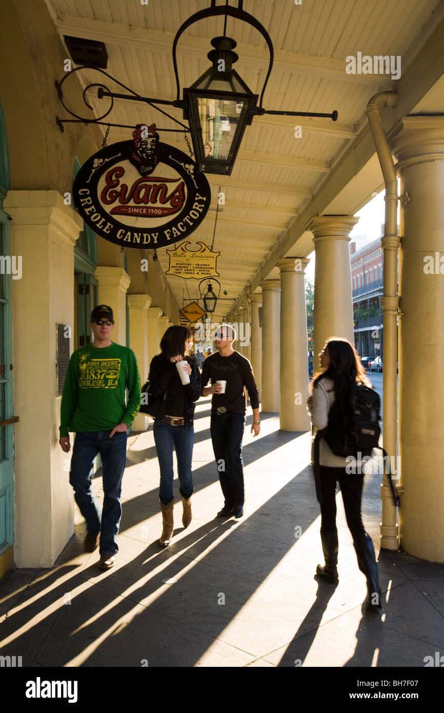 I turisti a piedi sotto il mercato francese del portico, New Orleans, Louisiana Foto Stock