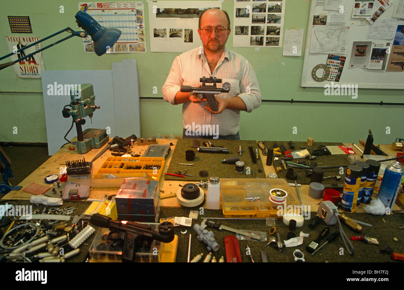 Effetti speciali maker Nick Finlayson ci mostra un chiodo pistola laser prop creato per il film di James Bond Goldeneye Foto Stock