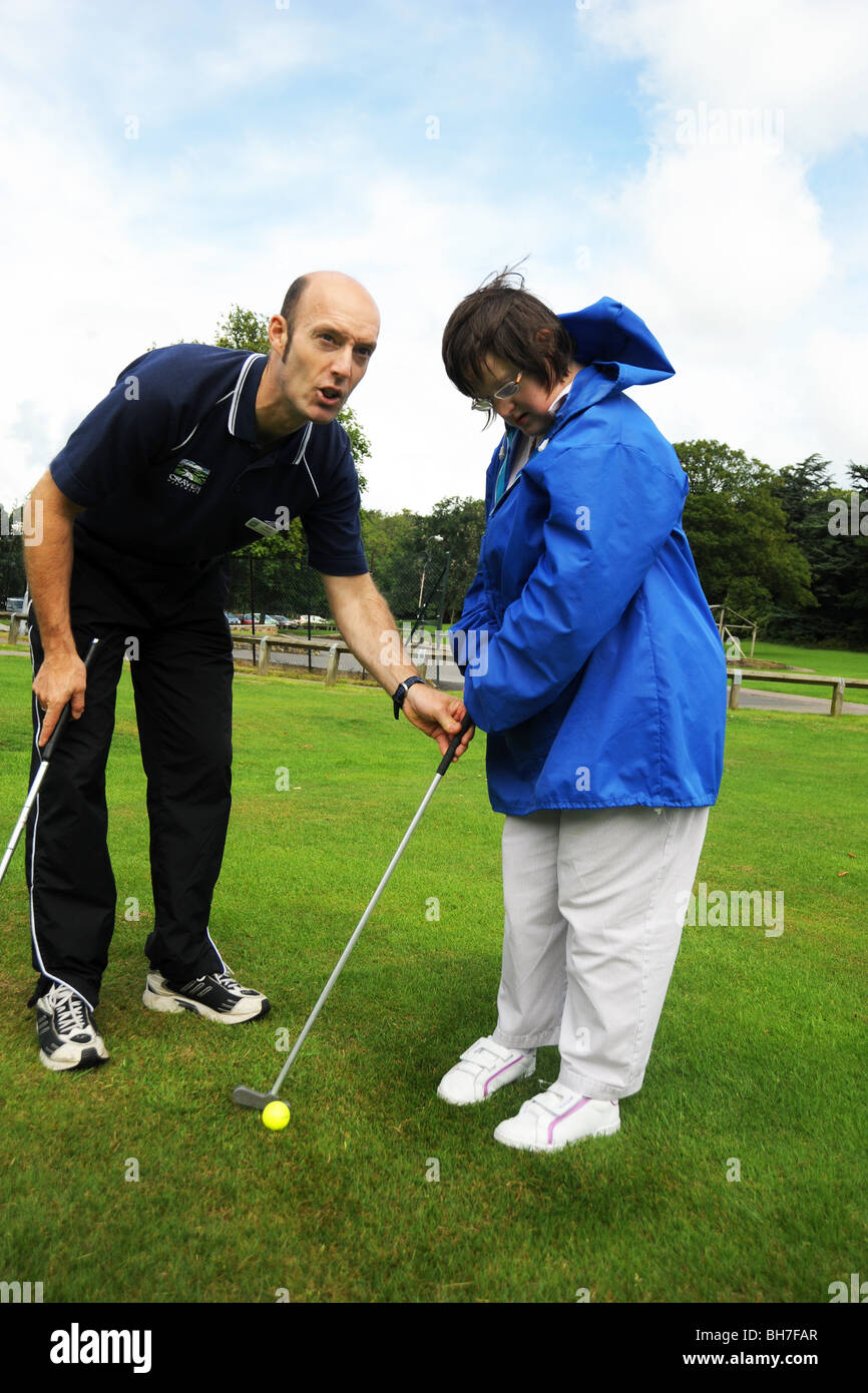 Due donne con disabilità dell'apprendimento giocare pitch e putt, North Yorkshire Foto Stock