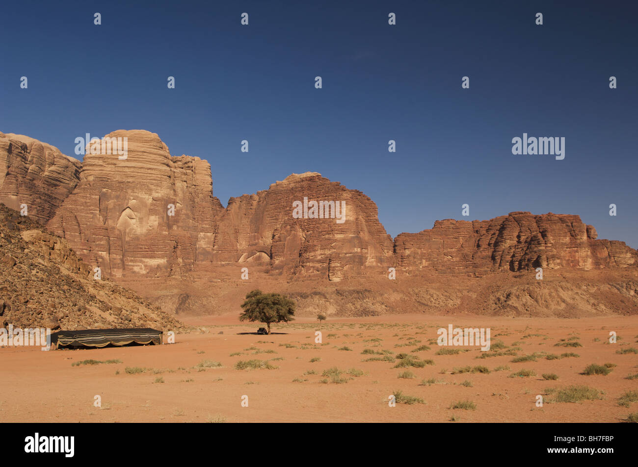 Il Wadi Rum, dove il deserto spettacolari scene di David Lean epico film 'Lawrence d'Arabia' sono state filmate, Giordania Meridionale Foto Stock