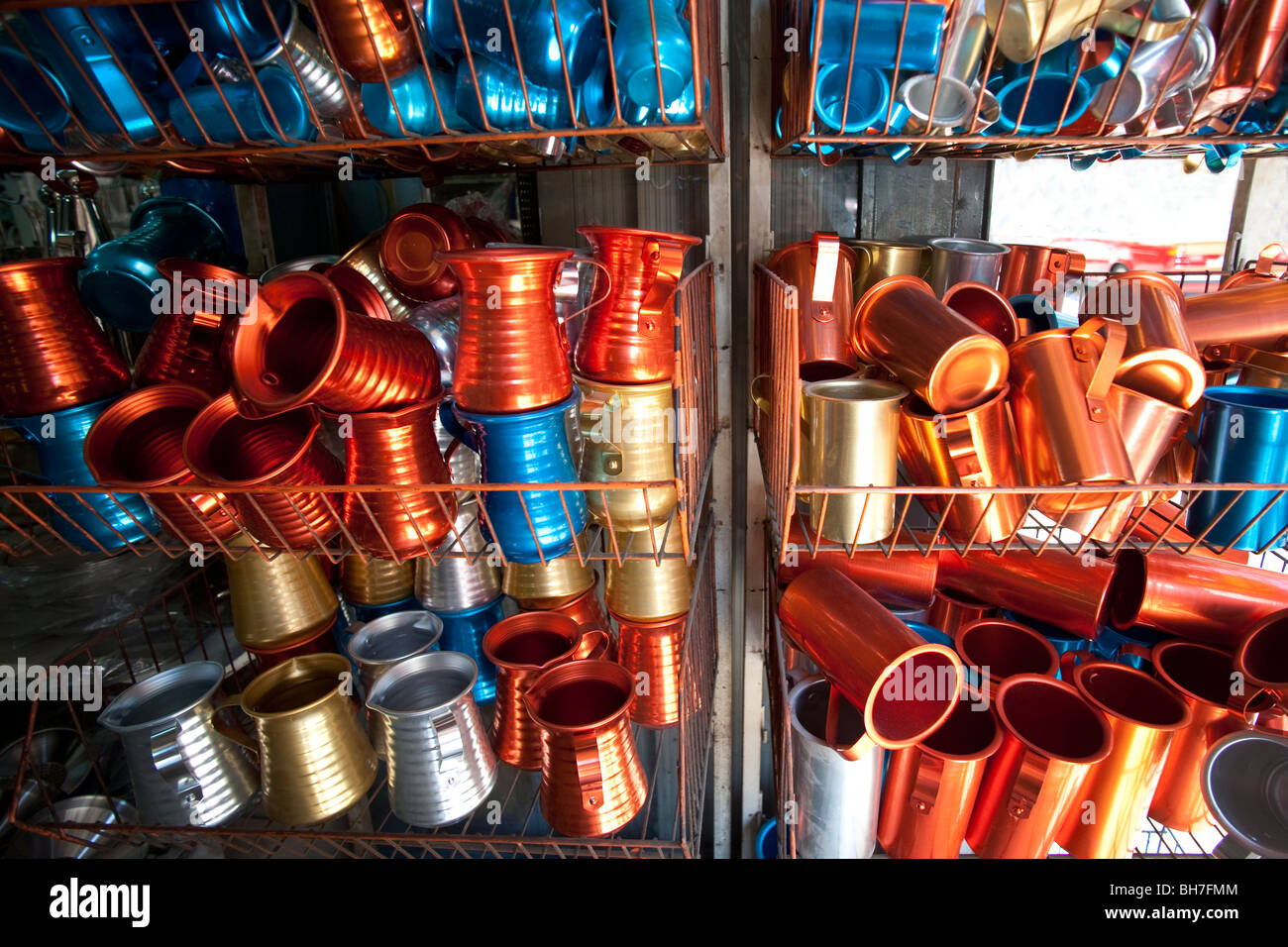 In metallo colorato briki di bicchieri per caffè greco, Atene, Grecia. Foto Stock