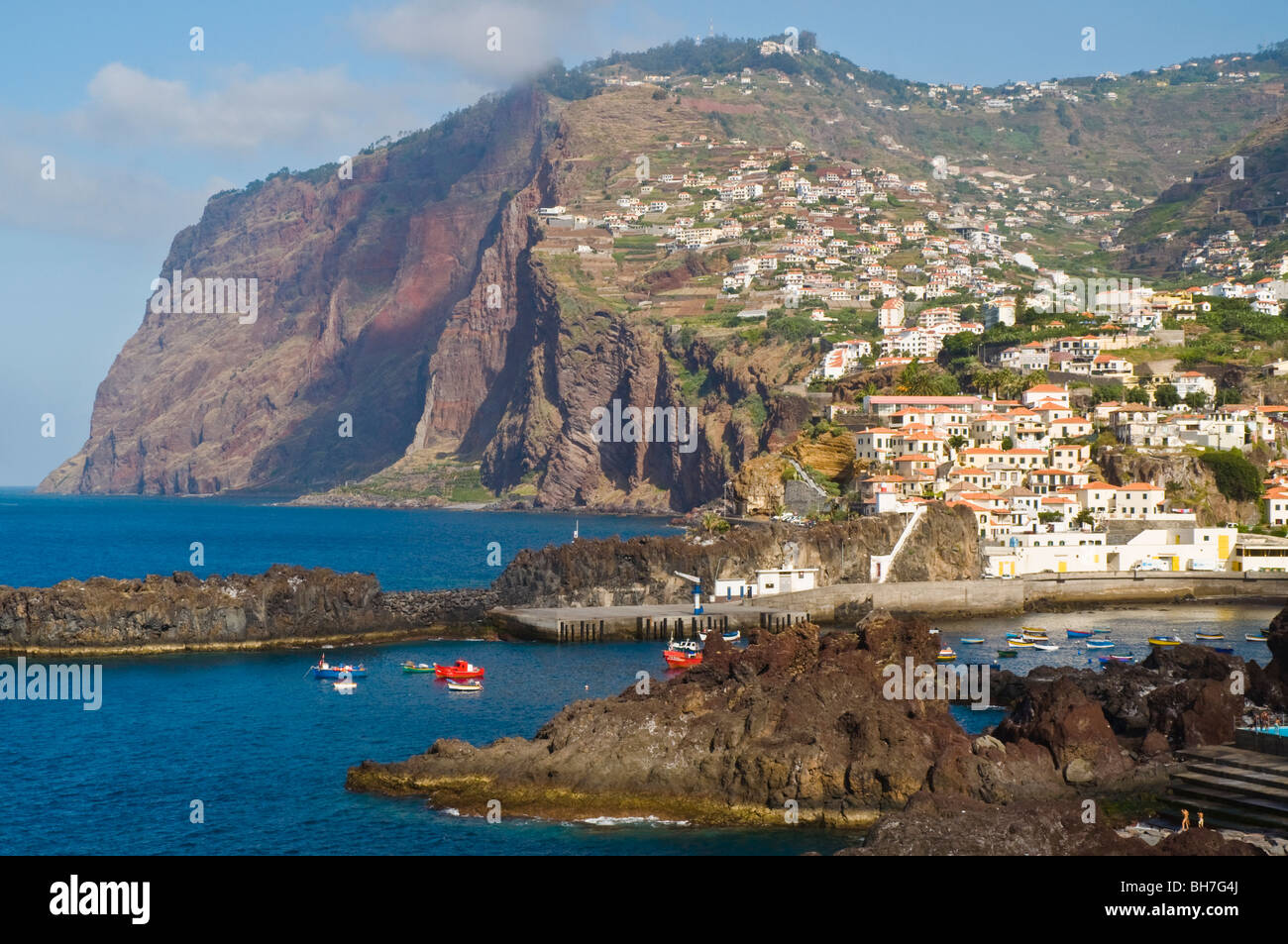 500 metri (1600 ft) scogliere telaio dietro il porto e il villaggio di Camara de Lobos vicino a Funchal, Madeira Foto Stock