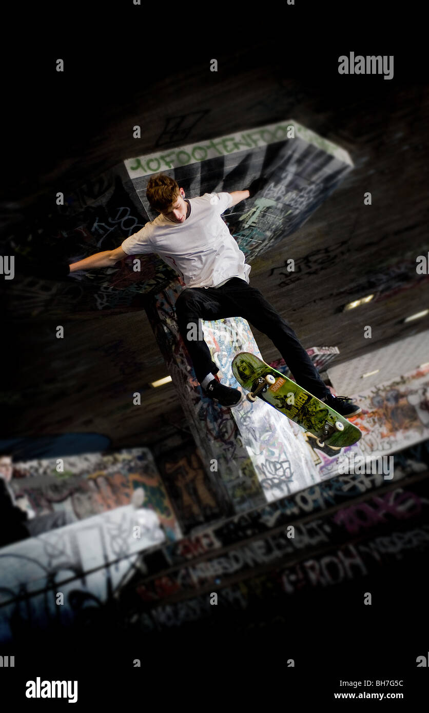 Lo skateboard sulla South Bank di Londra. Foto di Gordon Scammell Foto Stock