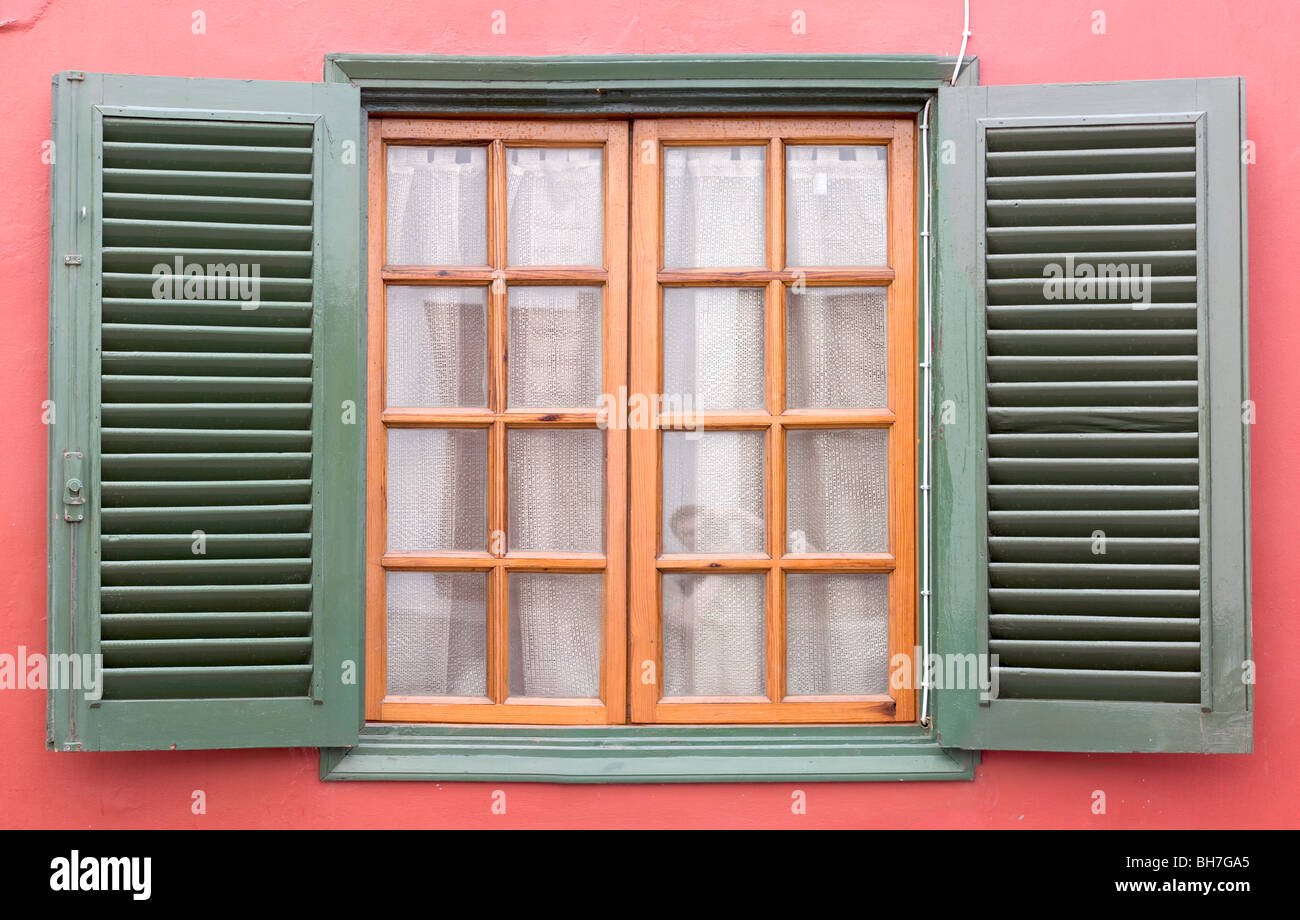 Lo stile mediterraneo finestra con ante aperte Foto Stock