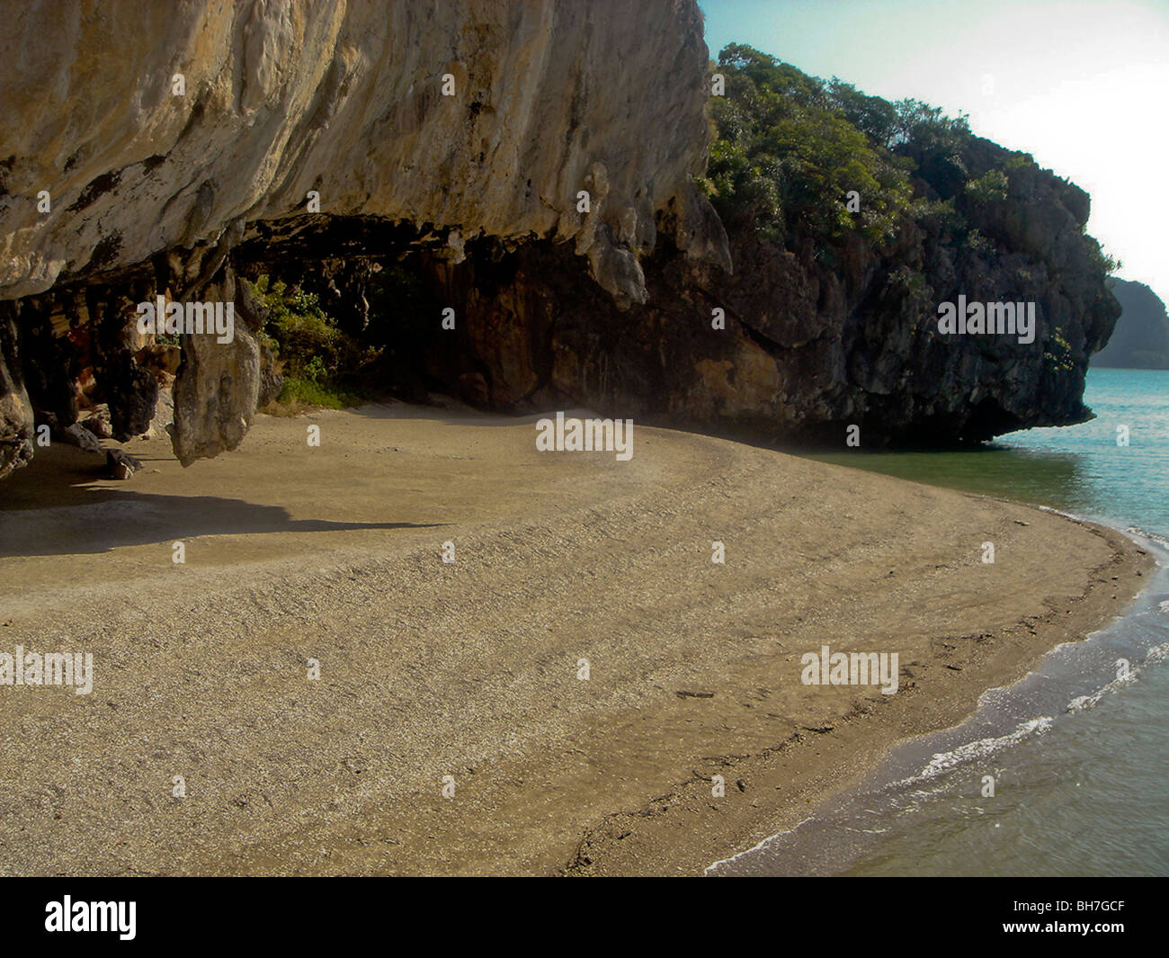 Phang Nga Island, isola rocciosa, Thailandia, robusto Beach Scene Foto Stock