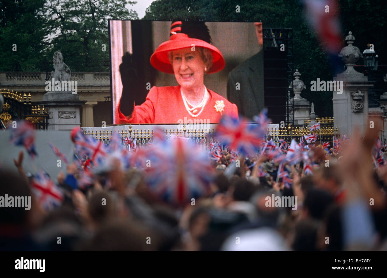 Royalist onda folle come la Regina Elisabetta II appare su uno schermo gigante durante il suo Golden (cinquantesimo anniversario) Giubileo. Foto Stock