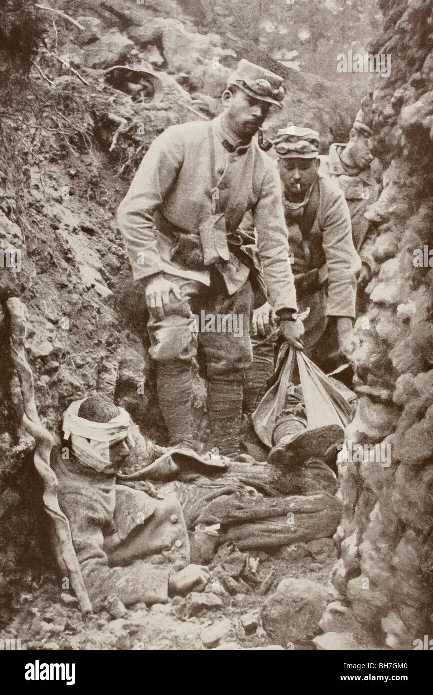 Una trincea affollato di feriti e morti durante un'azione in Argonne, Francia durante la Prima Guerra Mondiale. Foto Stock
