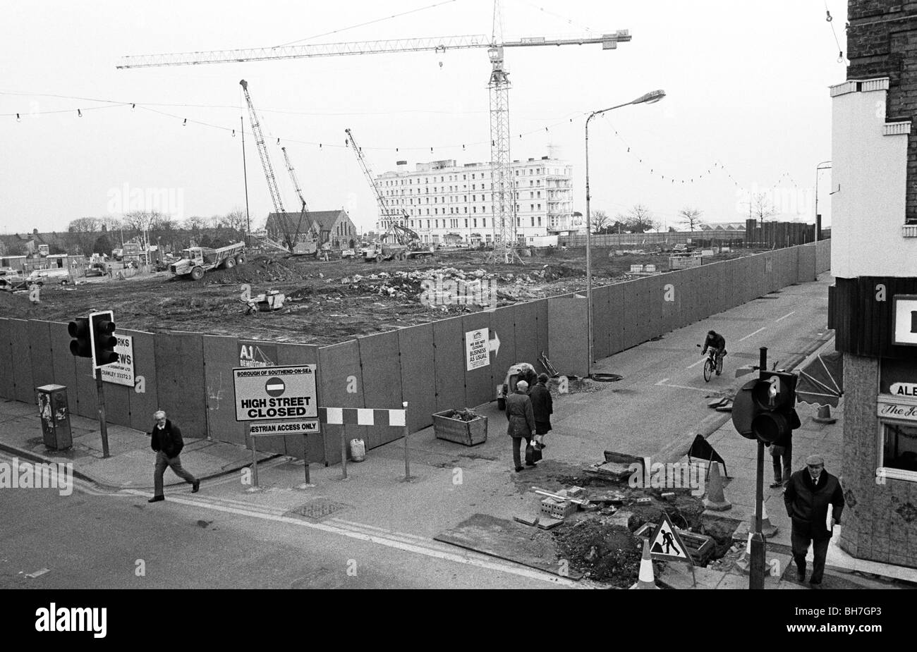 Cancellazione di vecchi edifici, riconvertire a Southend-on-Sea's High Street che diventeranno delle radure shopping centre in 1986 Foto Stock