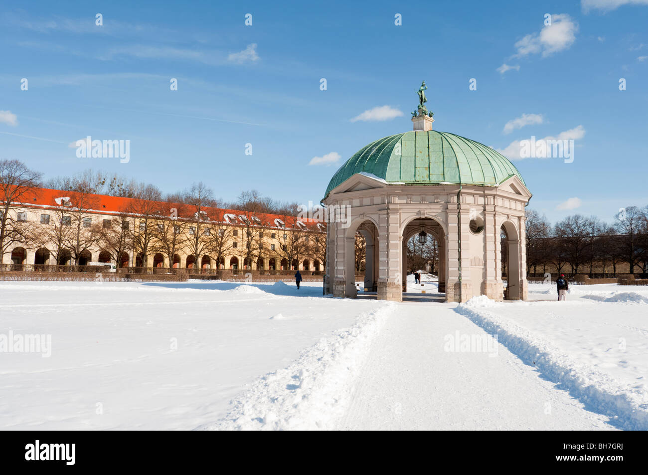 Monumento alla dea Diana, in una coperta di neve Hofgarten a Monaco di Baviera, Germania Foto Stock