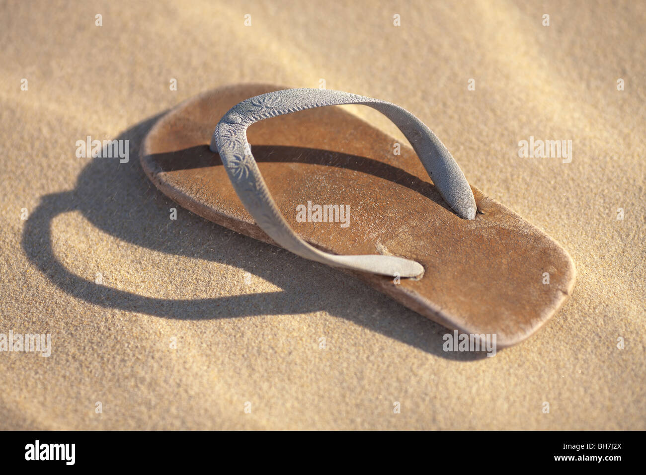 Una spiaggia thong lentamente coperto mediante soffiaggio di sabbia. Foto Stock