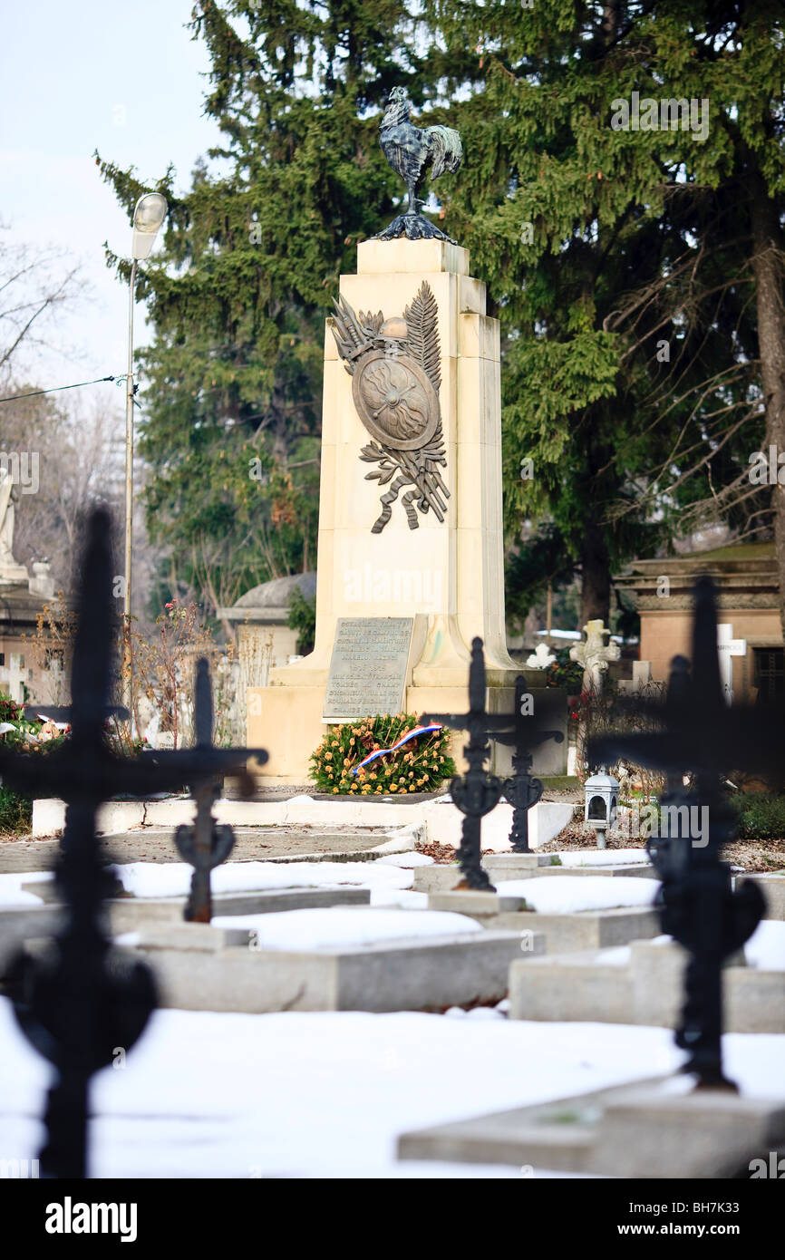 La prima guerra mondiale la guerra francese tombe con un monumento in background. Cimitero Bellu Bucharest Romania Foto Stock