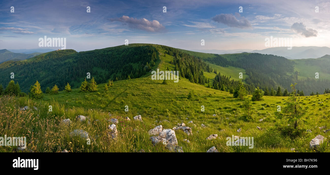 Panorama del paesaggio bello della montagna (ideale per lo sfondo o wallpaper) Foto Stock