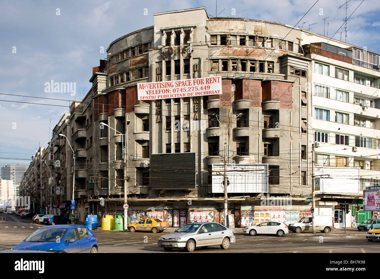 Affitto spazi per pubblicità banner sulla rovina di edificio ex Dunarea hotel in Bucarest Romania Foto Stock