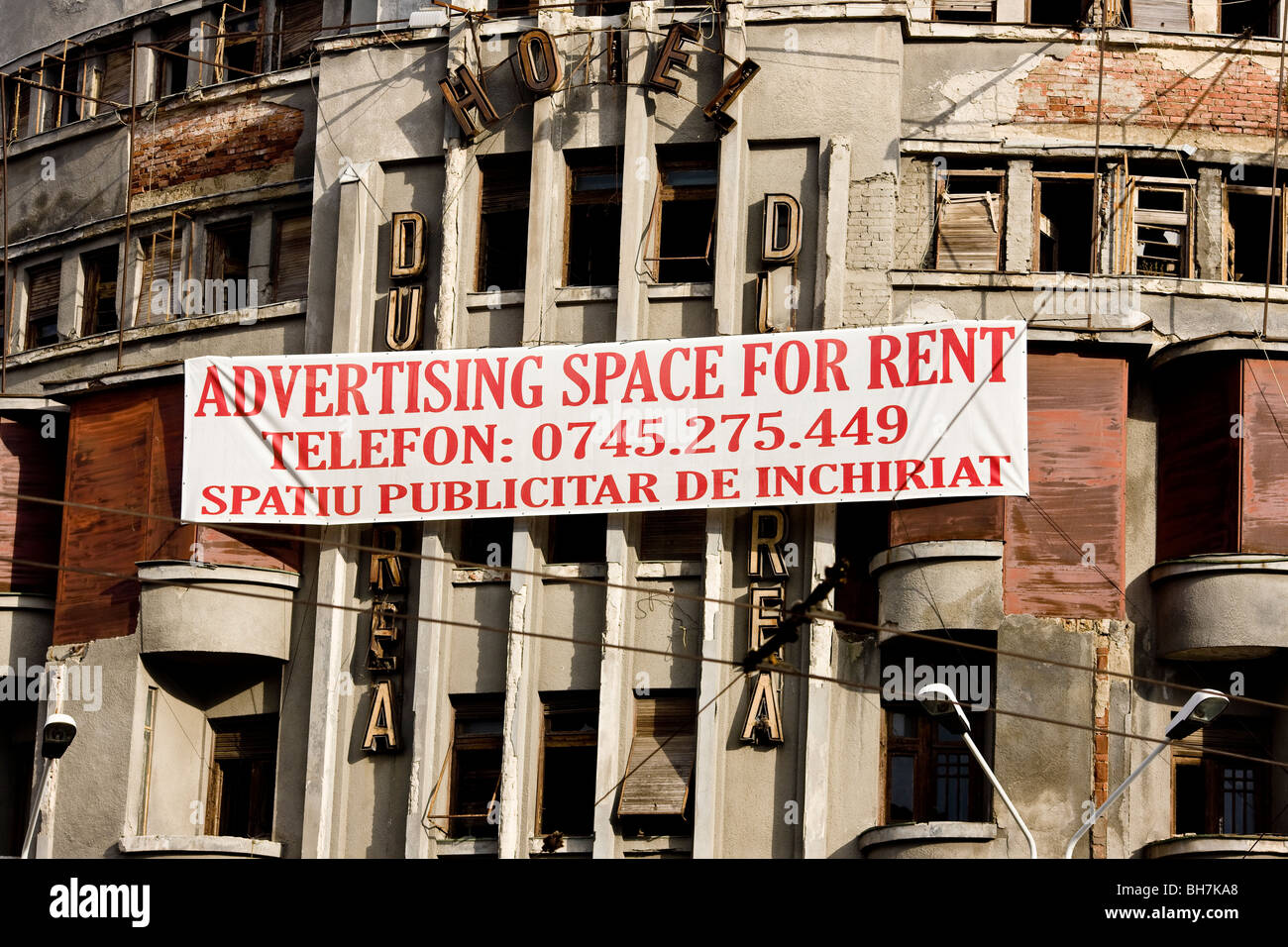 Affitto spazi per pubblicità banner sulla rovina di edificio ex Dunarea hotel in Bucarest Romania Foto Stock