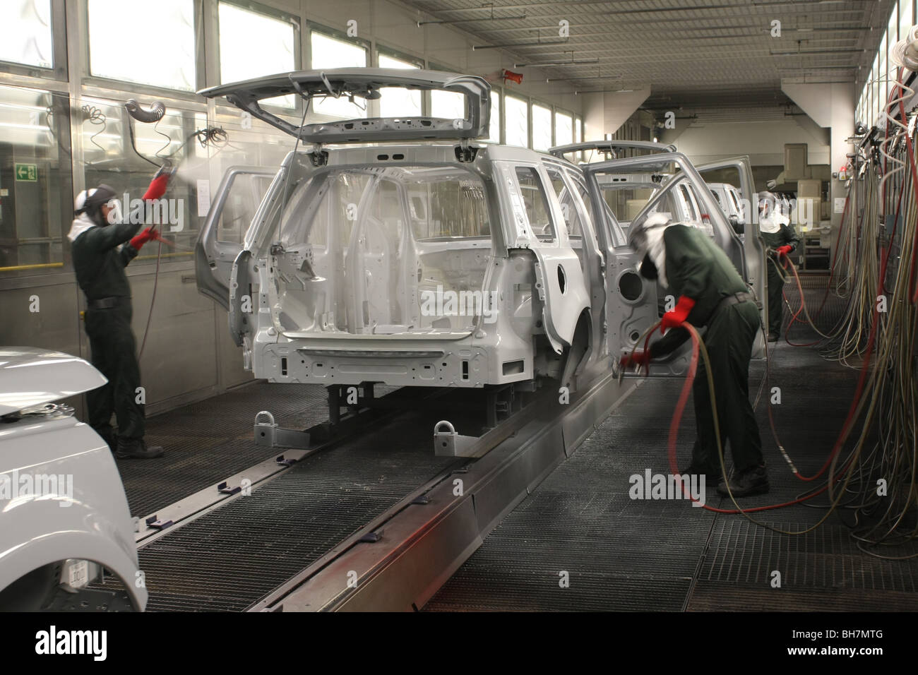 Lavoratori spray sottostrato su Land Rover Freelanders Foto Stock