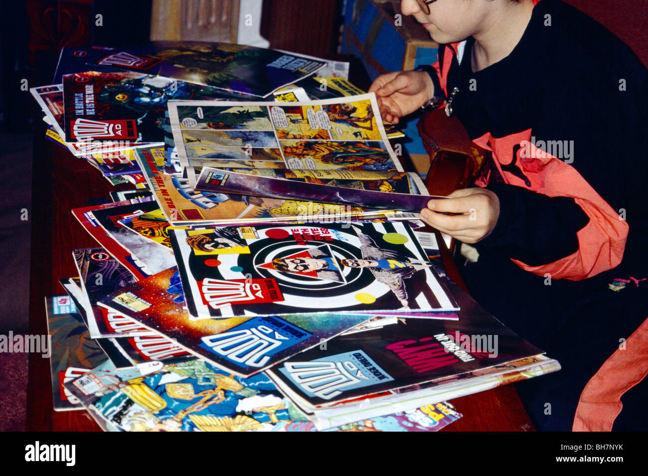 Ragazzo con raccolta di 2000 Annuncio Judge Dredd Comics Foto Stock