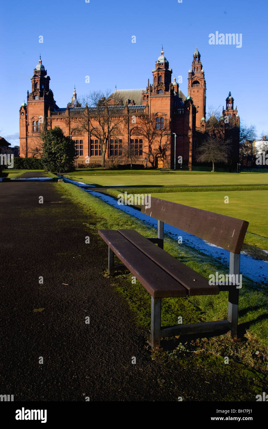 Kelvingrove Art Gallery and Museum, vista dal Kelvingrove Park, Glasgow, Scozia Foto Stock