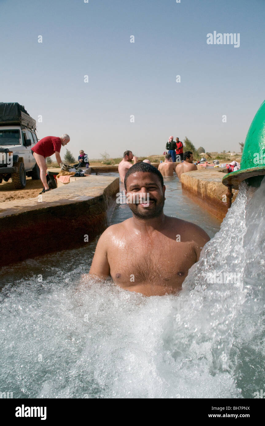 Gli egiziani la balneazione a Bir Sitta, un telecomando di acqua termale calda primavera situato in Farafra oasis nel Deserto Occidentale Regione del Sahara, in Egitto. Foto Stock