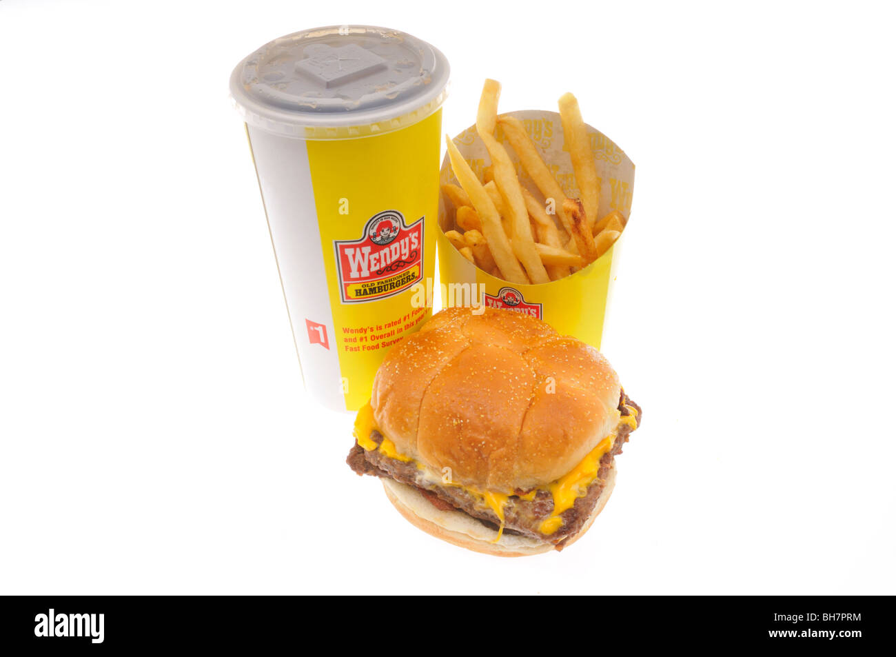 Wendy's baconater, bacon double cheeseburger, patatine fritte e bevande pasto di valore su sfondo bianco. Foto Stock
