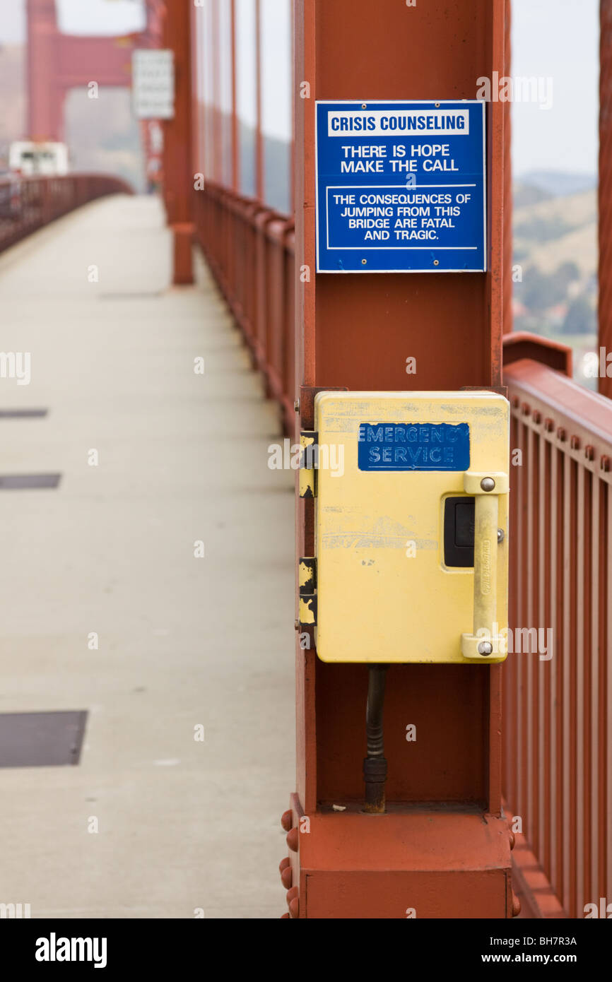 Il counseling di crisi segno per la prevenzione dei suicidi sul Golden Gate Bridge di San Francisco, California, US Foto Stock