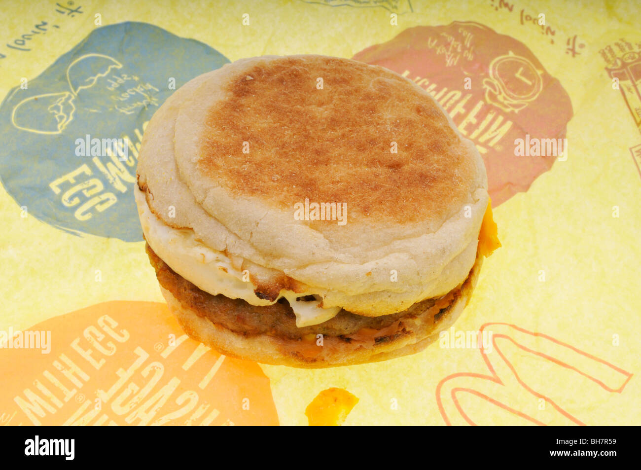 Mcdonalds uova salsiccia e formaggio mcmuffin prima colazione inglese sandwich muffin sull'involucro usa Foto Stock