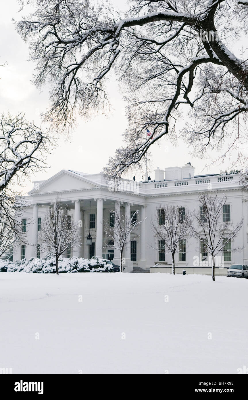 WASHINGTON DC, Stati Uniti d'America - La Casa Bianca a Washington DC dopo una recente nevicata che ricopriva i motivi e gli alberi. Foto Stock