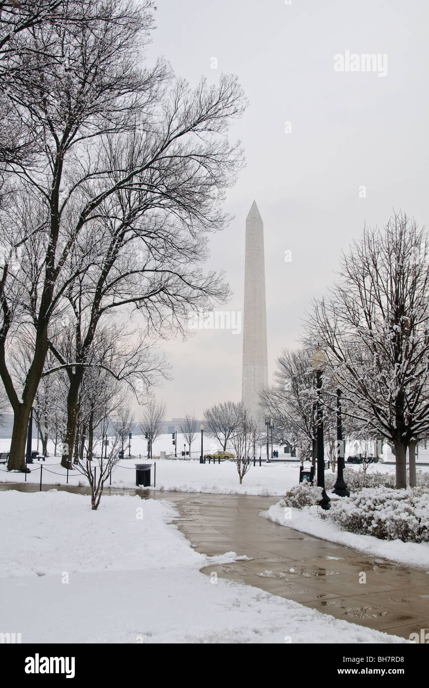 Washington Monument Snow National Mall Washington DC // WASHINGTON DC, Stati Uniti — il Washington Monument si erge alto al centro del National Mall dopo una recente tempesta di neve che ha gettato più di un piede di neve sulla zona. L'obelisco in marmo di 555 metri, completato nel 1884, onora il primo presidente della nazione, George Washington. Il monumento si trova sul National Mall tra il Campidoglio degli Stati Uniti e il Lincoln Memorial, che fa parte del paesaggio iconico della capitale della nazione. I visitatori in genere accedono al monumento tramite un sistema di ingresso a tempo per salire su un ascensore fino alla piattaforma di osservazione, Foto Stock