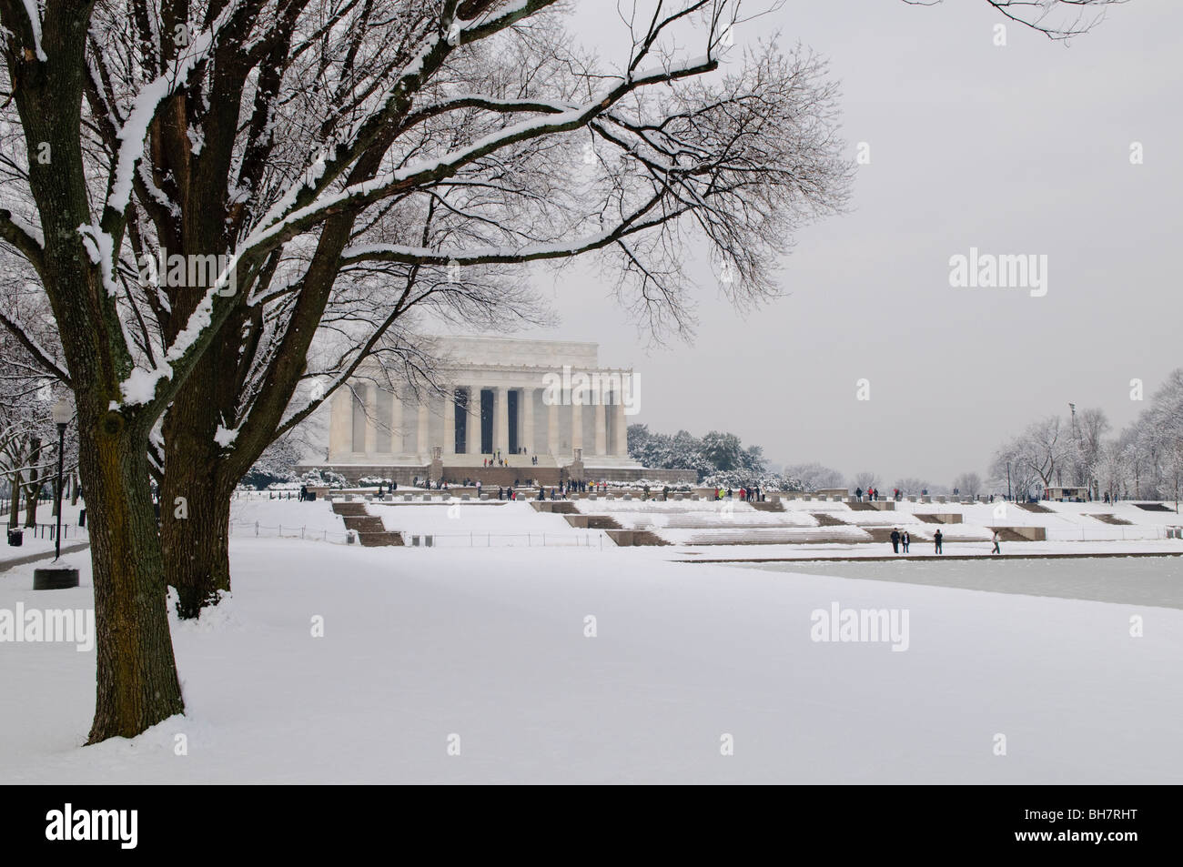 WASHINGTON DC, Stati Uniti d'America - il Lincoln Memorial sull'estremità occidentale del National Mall dopo una recente tempesta di neve oggetto di dumping più di un piede di neve sulla zona. Foto Stock