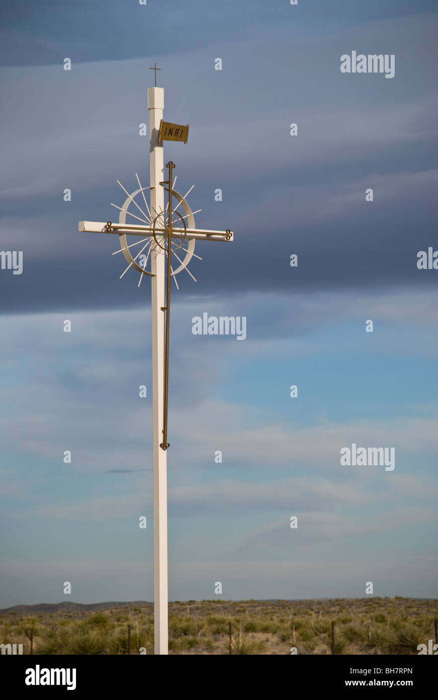 Come una nave di montante, questa croce sovrasta il paesaggio del deserto, guidare nella sua luce riflettente coloro che cercano il conforto. Foto Stock