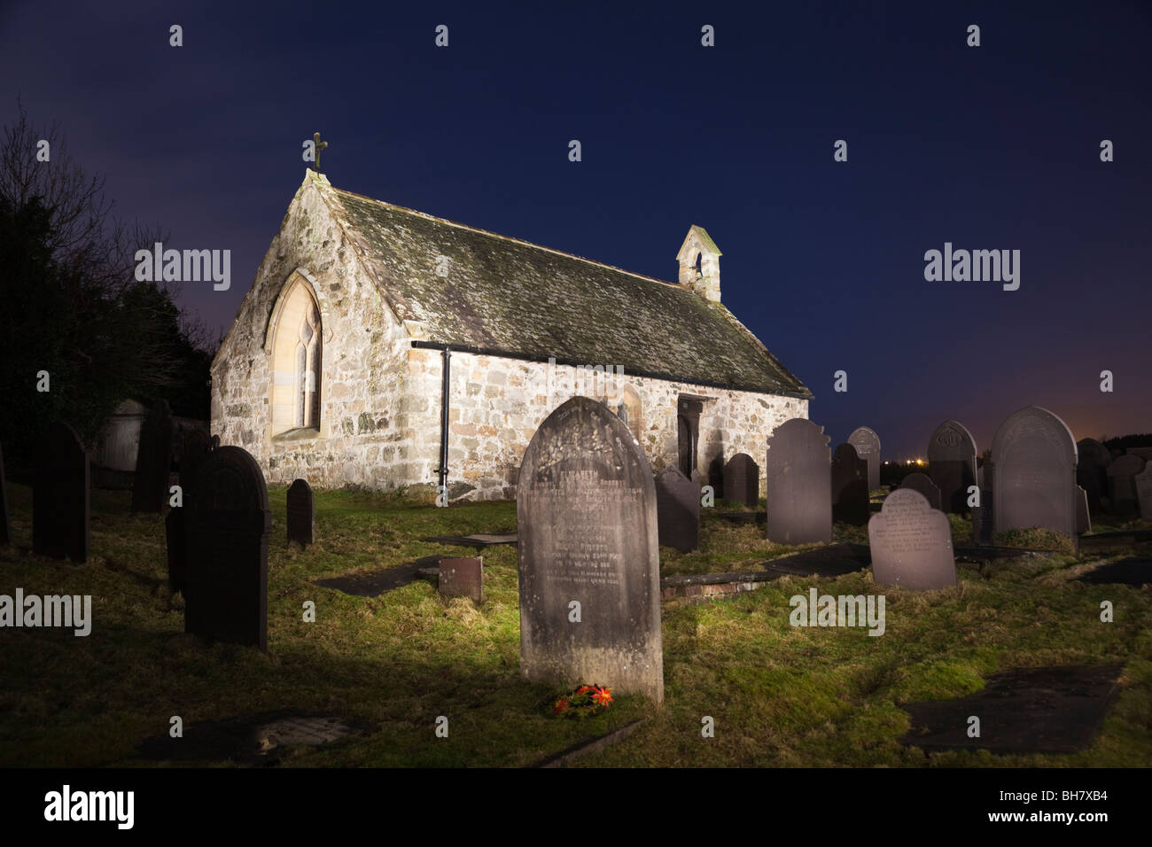 San Tysilio cappella del cimitero e sulla Chiesa Isola di notte. Menai Bridge (Porthaethwy), Anglesey, Galles del Nord, Regno Unito, Gran Bretagna. Foto Stock