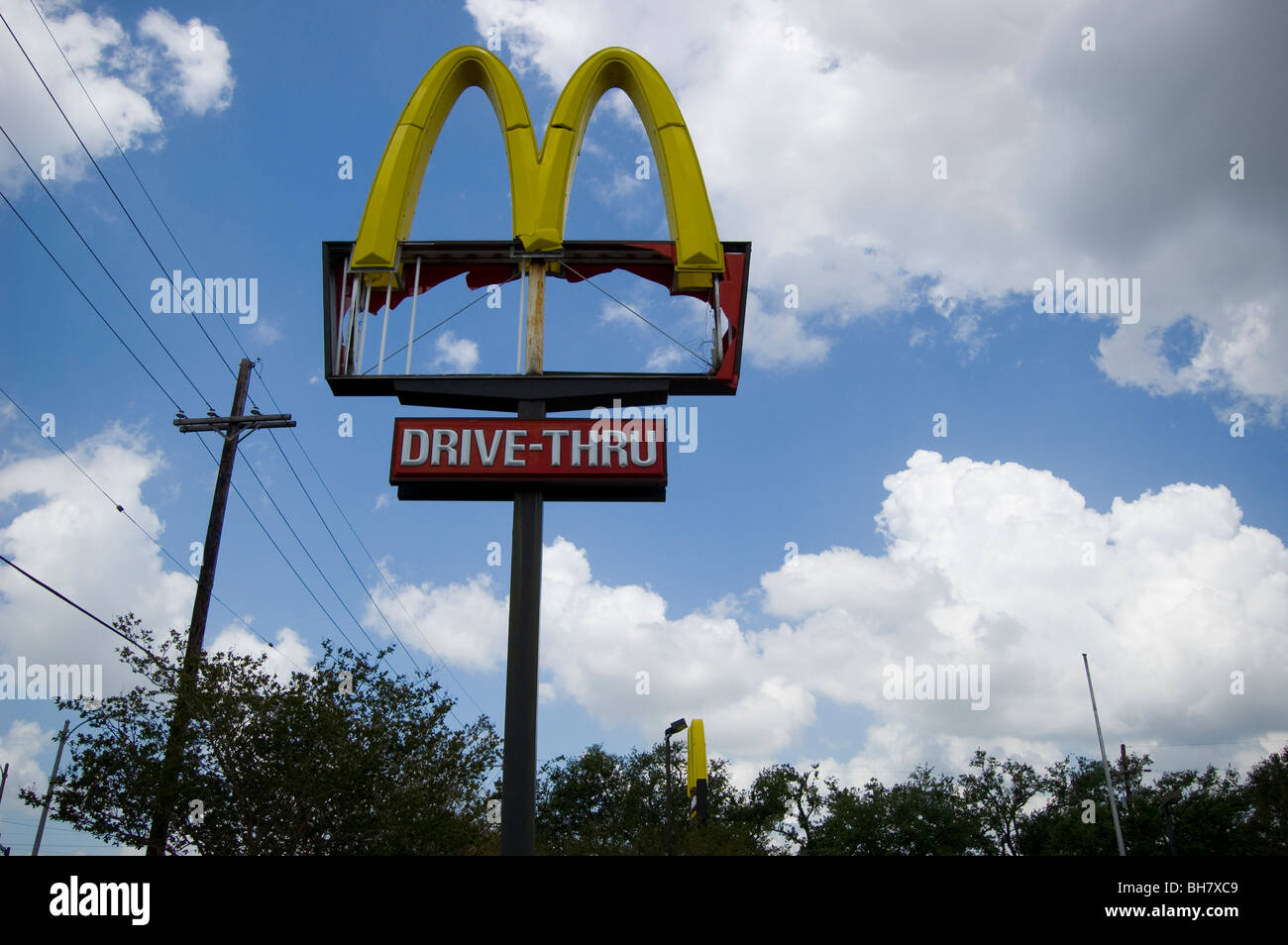 Un McDonald's sign parzialmente distrutto dall'uragano Katrina. Foto Stock