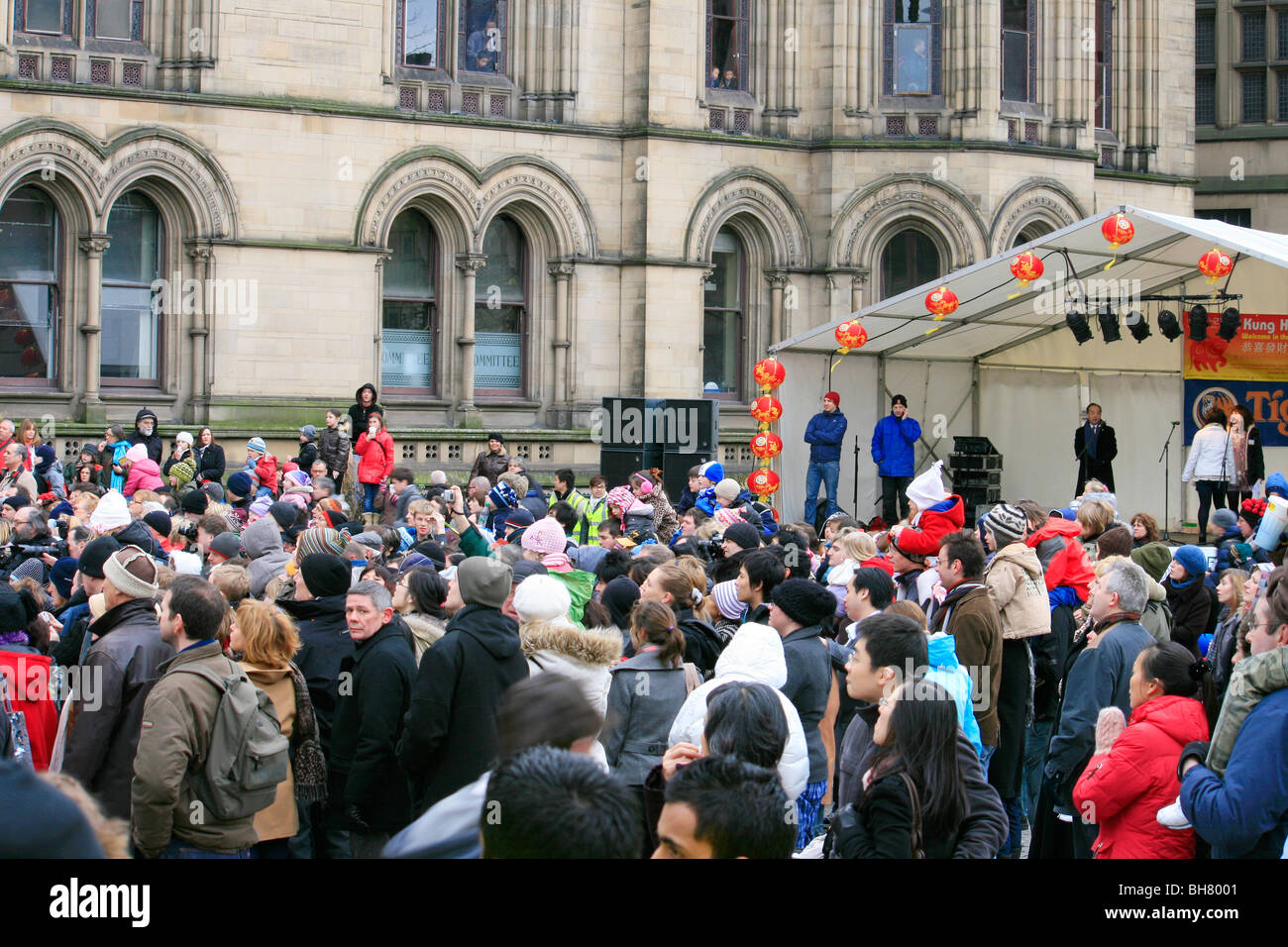 La folla di spettatori a guardare il Capodanno cinese nel 2009, a Manchester, dove vi è una grande comunità cinese. Foto Stock