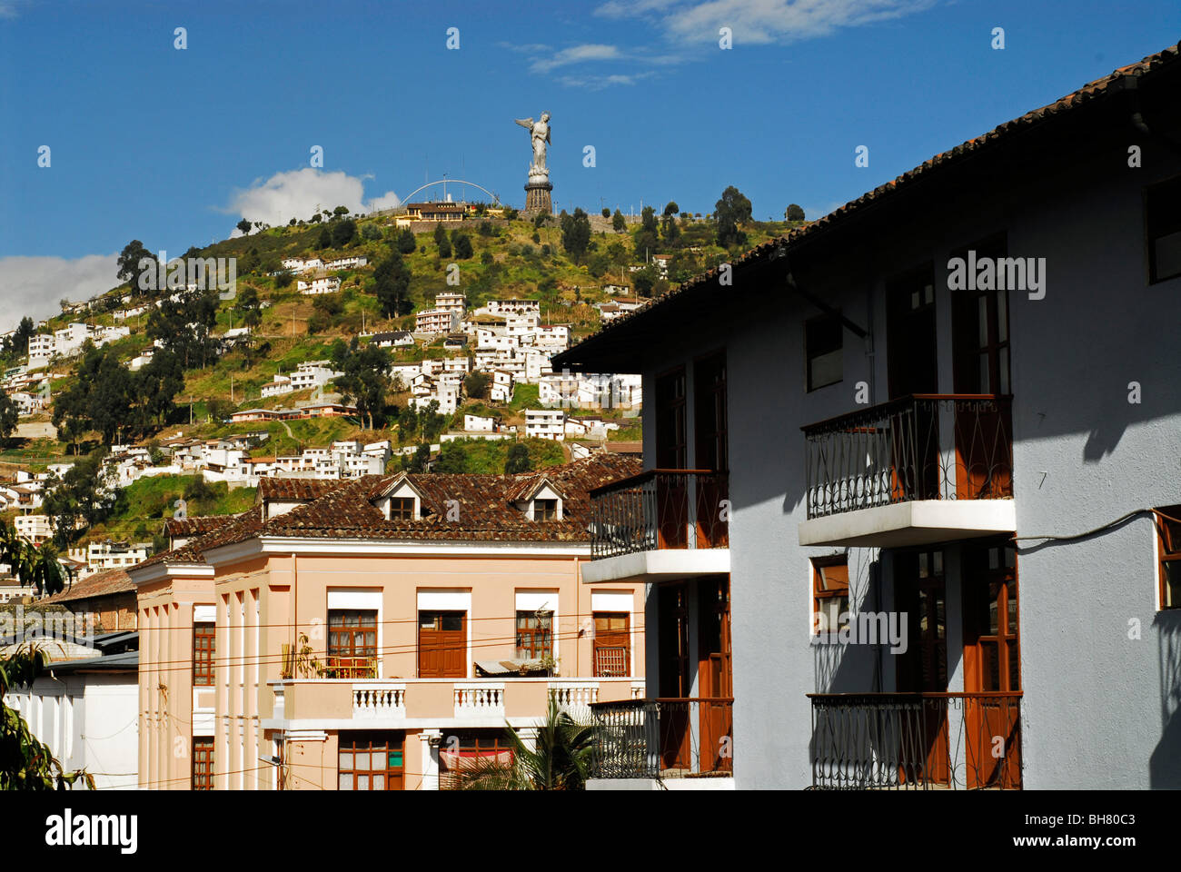 Equador, Quito Quito la Madonna a basso angolo di visione di un bianco coloniale casa residenziale, con la gente che camminava sul marciapiede, Foto Stock